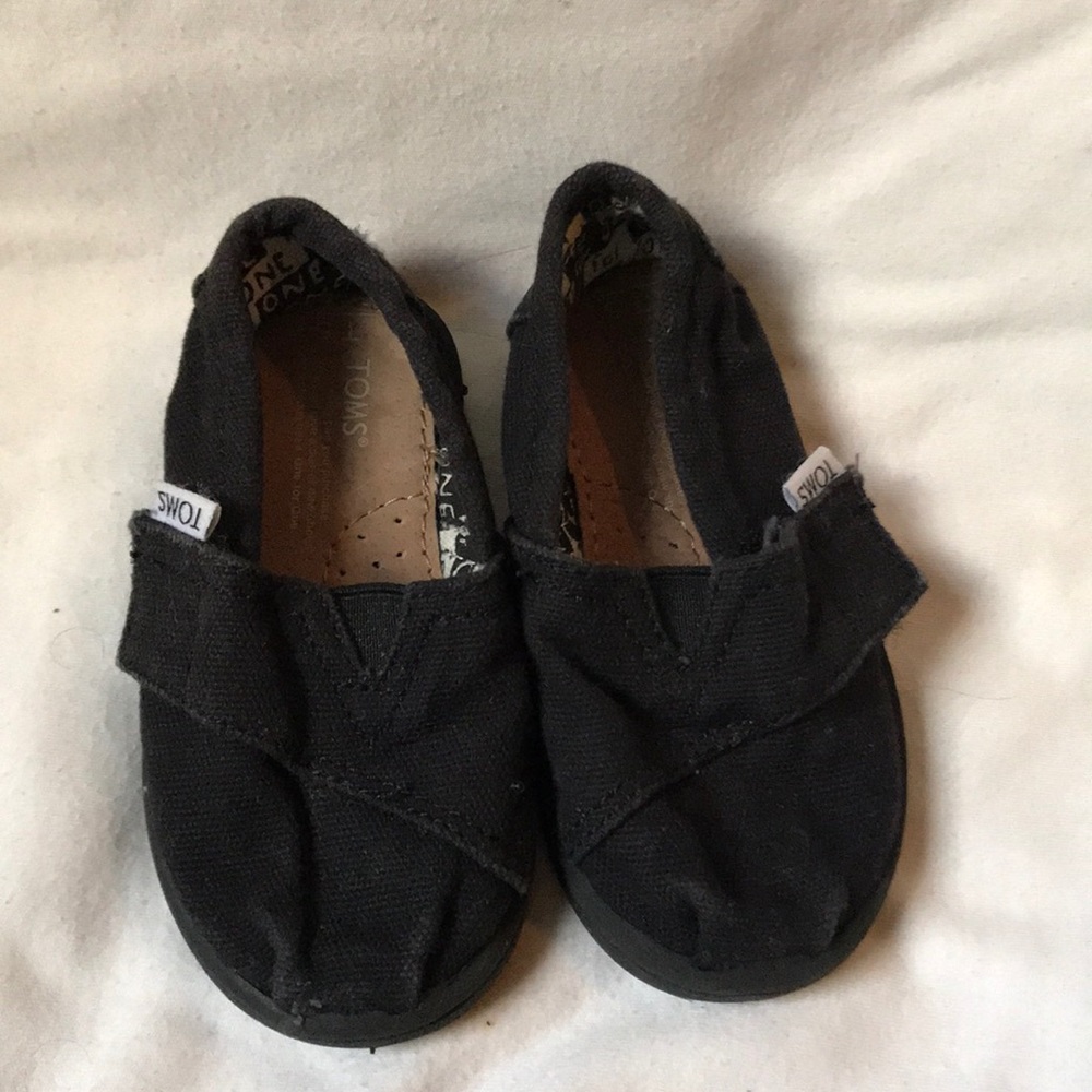 Size 5 black Toms