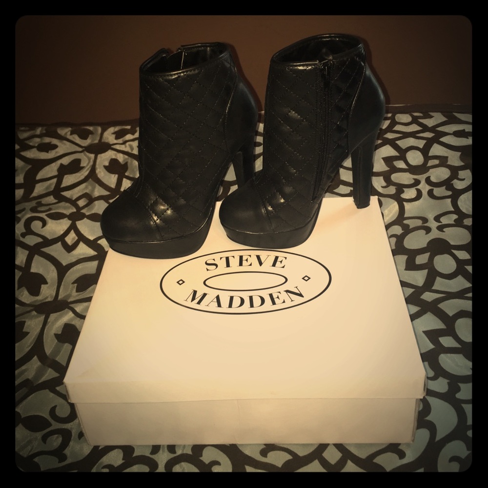 Steve madden zip up quilted black booties size 6.