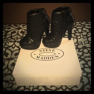 Steve madden zip up quilted black booties size 6.