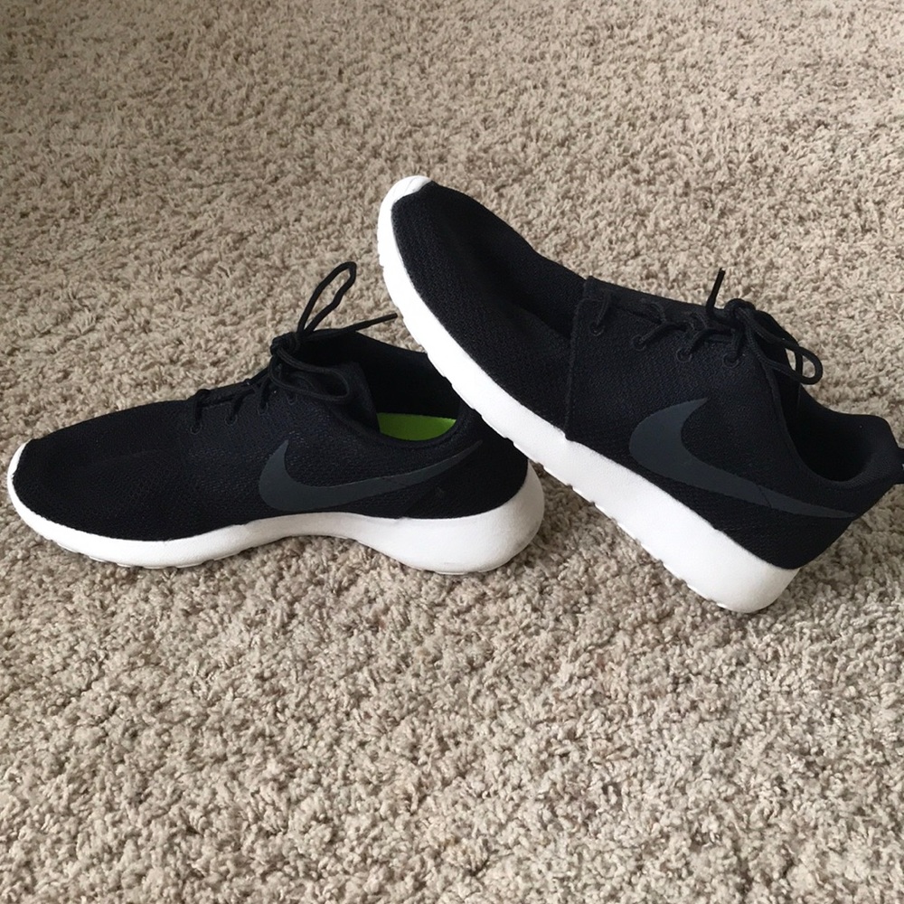 Never worn Nike Roshes