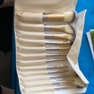 12 makeup brushes with case and brush cleaner. NWT