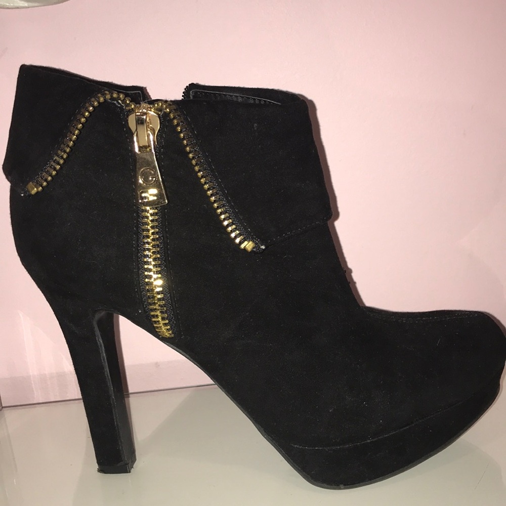BLACK AND GOLD GUESS ANKLE BOOTIES