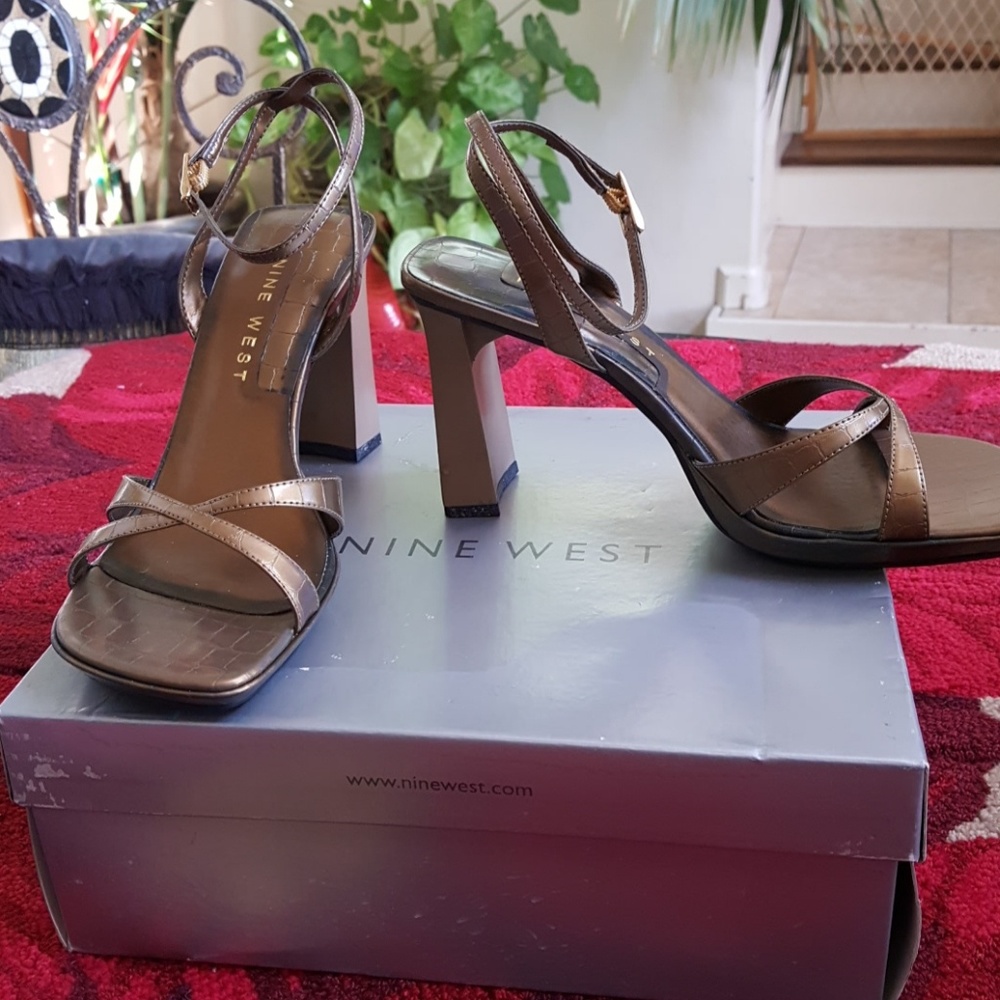 NWOT nine west size 8M gold open toe heels sandals
