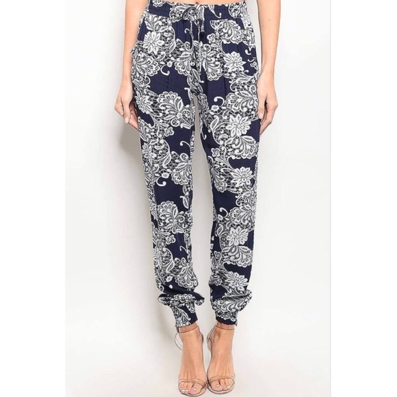 Floral Printed Loose Fit Pants - Picture 2 of 4