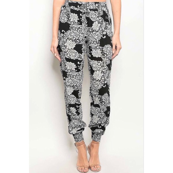Floral Printed Loose Fit Pants - Picture 3 of 4