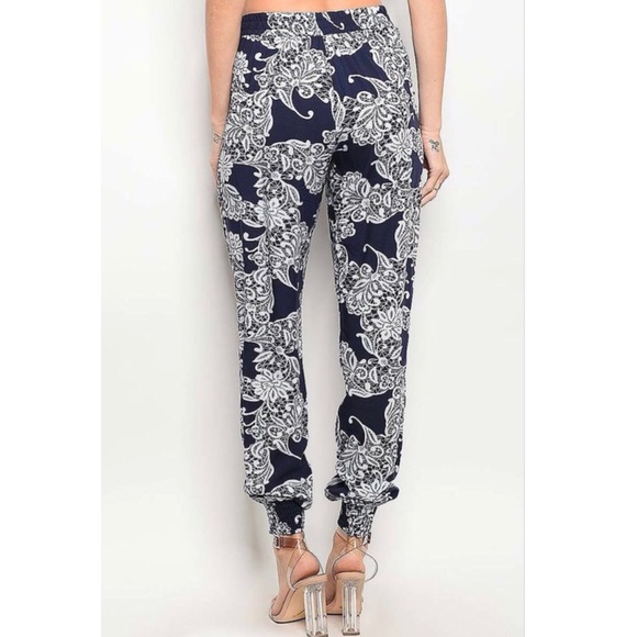 Floral Printed Loose Fit Pants - Picture 4 of 4