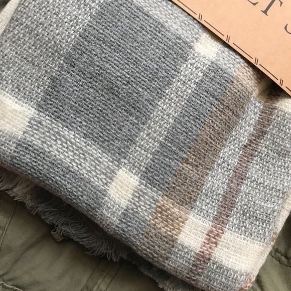 SOLD OUT [F R E E] Gray Plaid Blanket Scarf - Picture 3 of 4