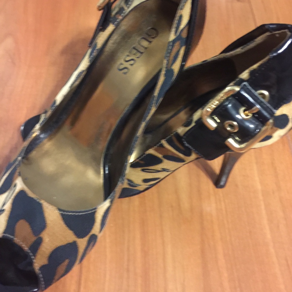 Guess cheetah size 6 1/2