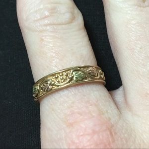10K yellow gold ring with engraved band