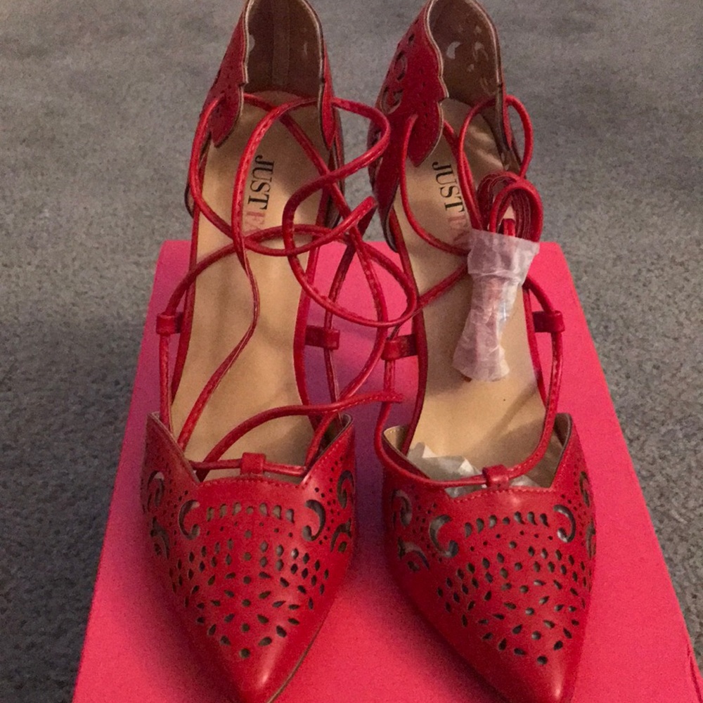 Red pumps { tie up }