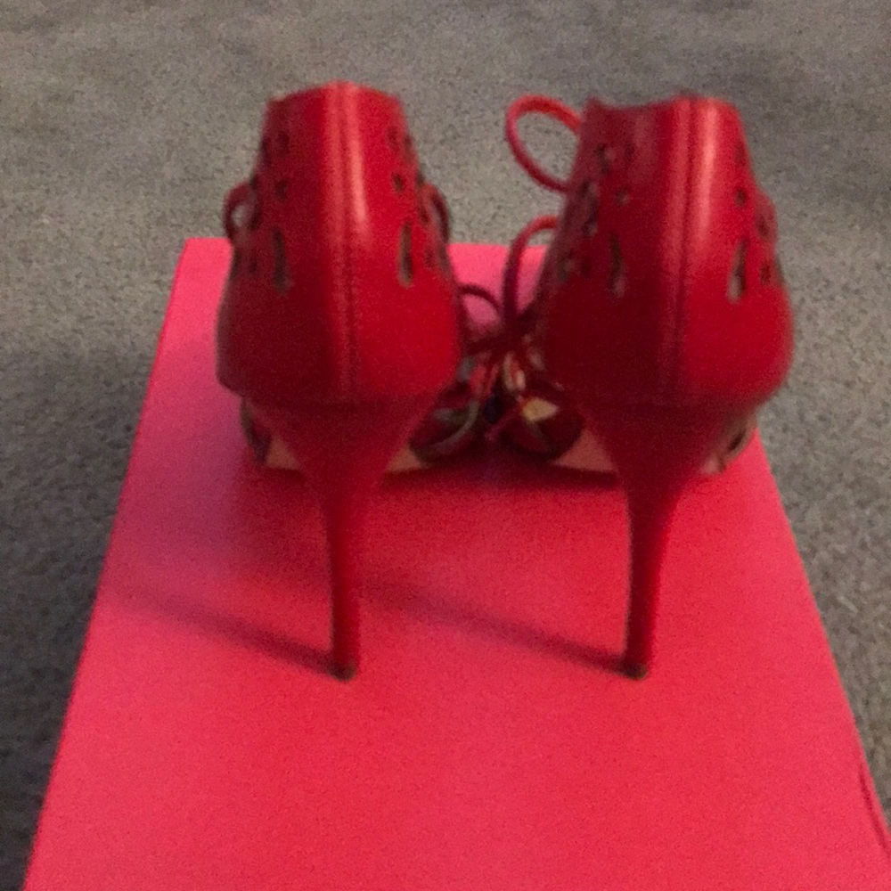 Red pumps { tie up } - Picture 2 of 4