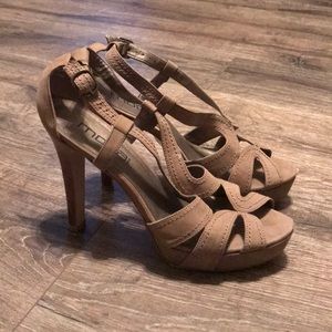 Beige open-toe heel.