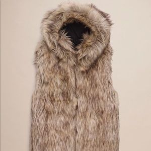 Aritzia Sunday best ovid light brown faux fur vest