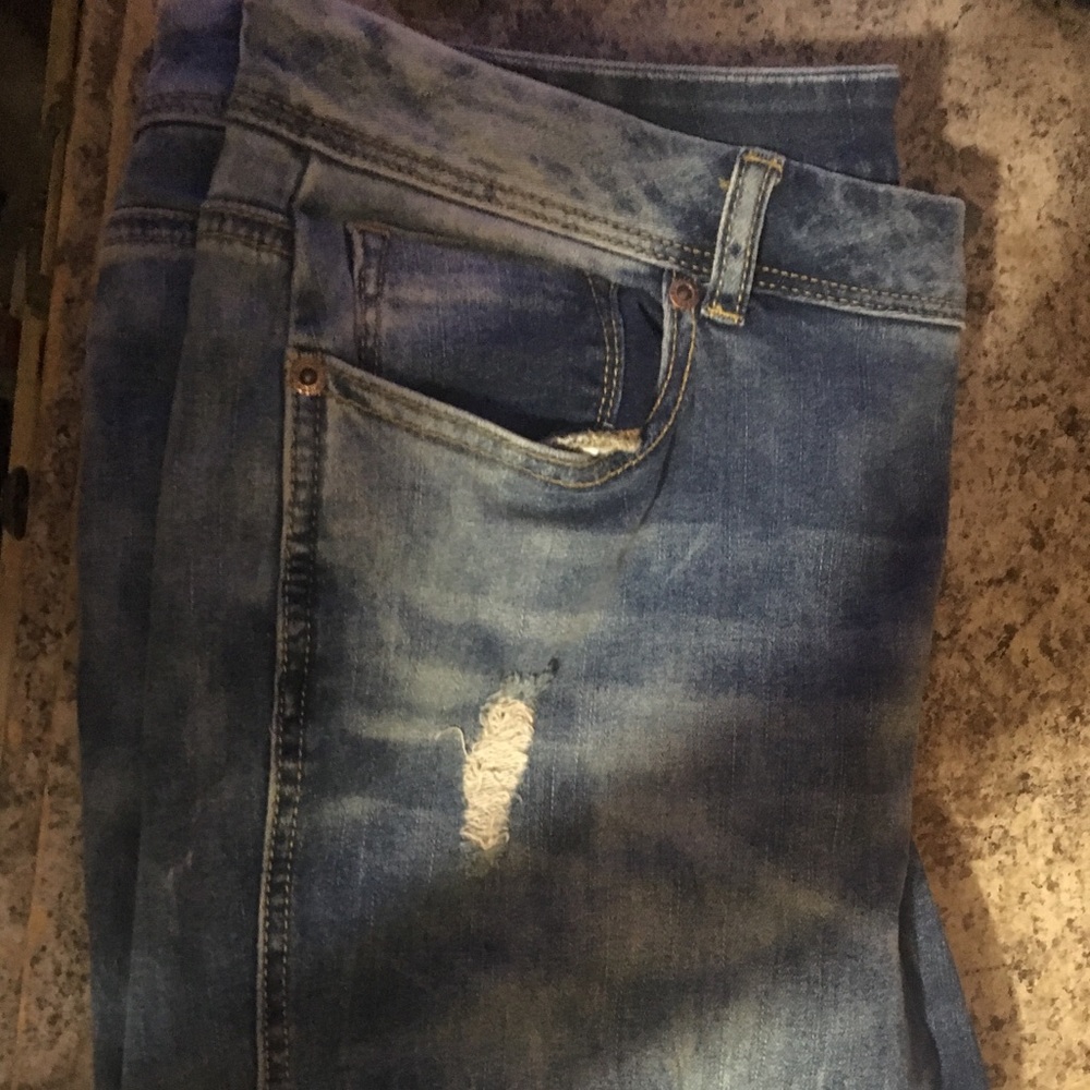 Maurices Distressed capris size 13/14