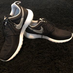 Black Nike Roshe shoes