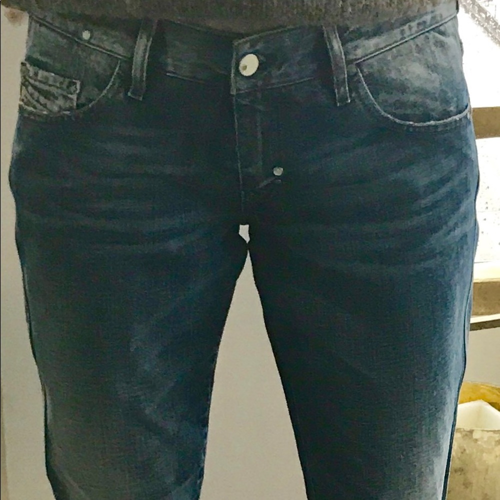 Women's straight cut distressed jeans