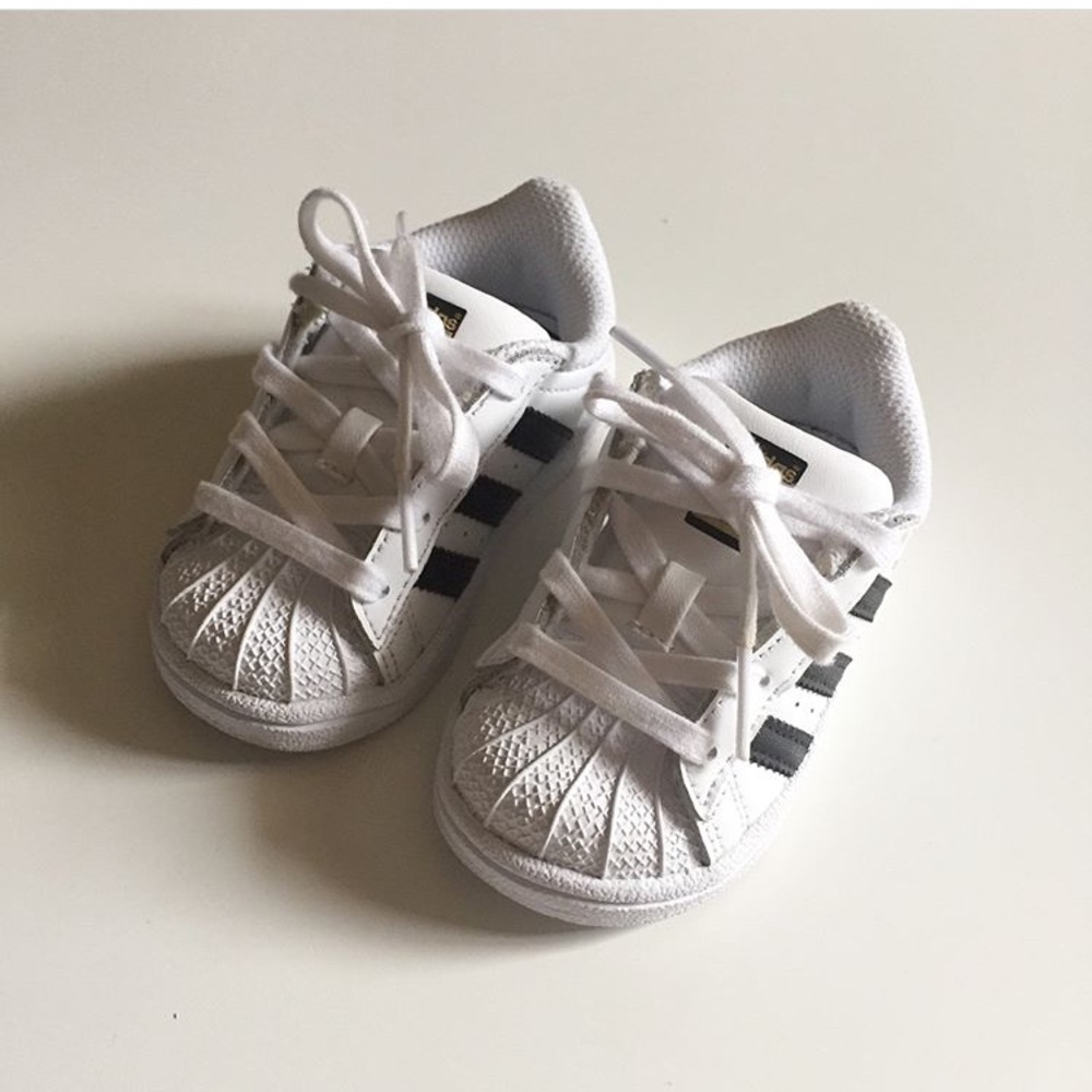 Adidas superstar sneakers 🖤