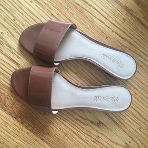 Madewell the caren slide sandal in patent leather