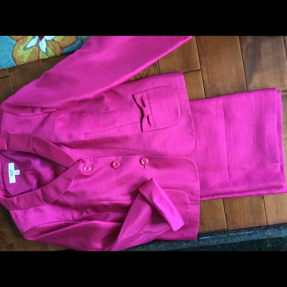 GORGEOUS NEW SILKY SKIRT SUIT