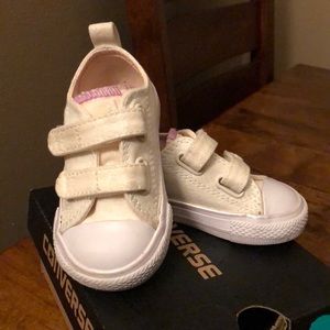 Toddlers GIRL size 4 all star converse sneaker