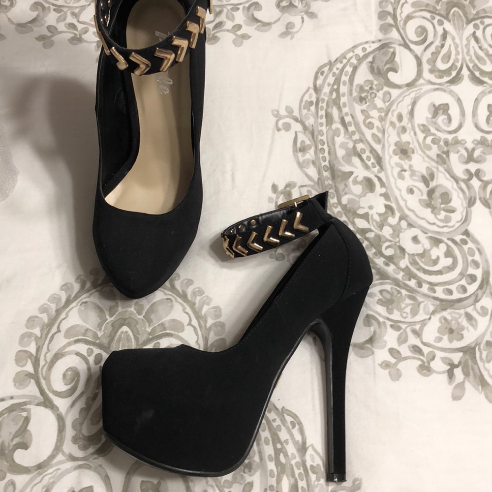 Black Platform Pumps