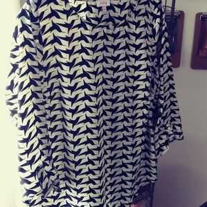 Pixley chiffon 3/4 sleeve top with 3/4 sleeves. M