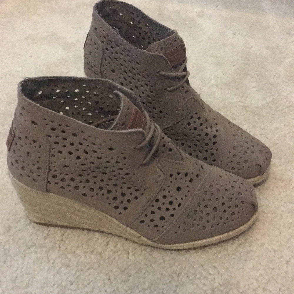 TOMS Women’s perforated wedges