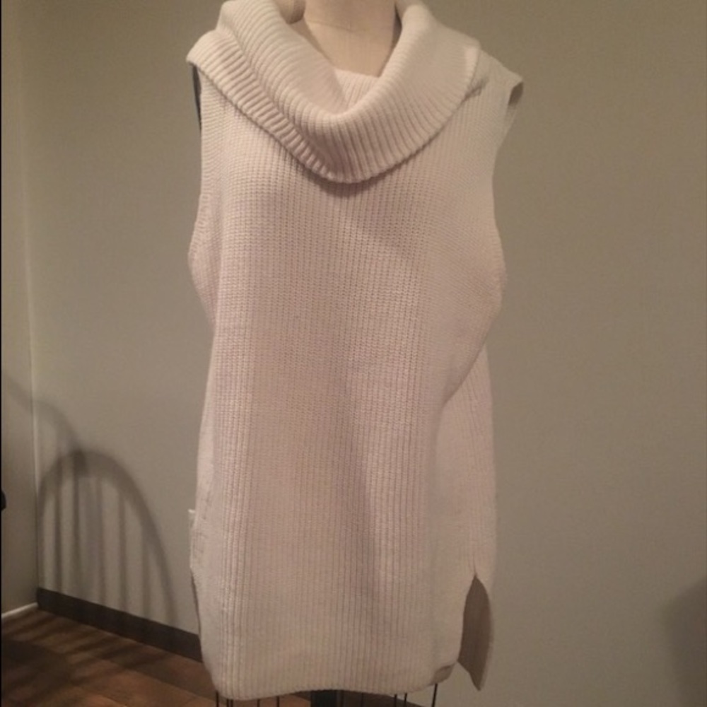 Size M screen Lou & Grey sweater tank