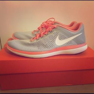 Women's Nike Shoes Never worn