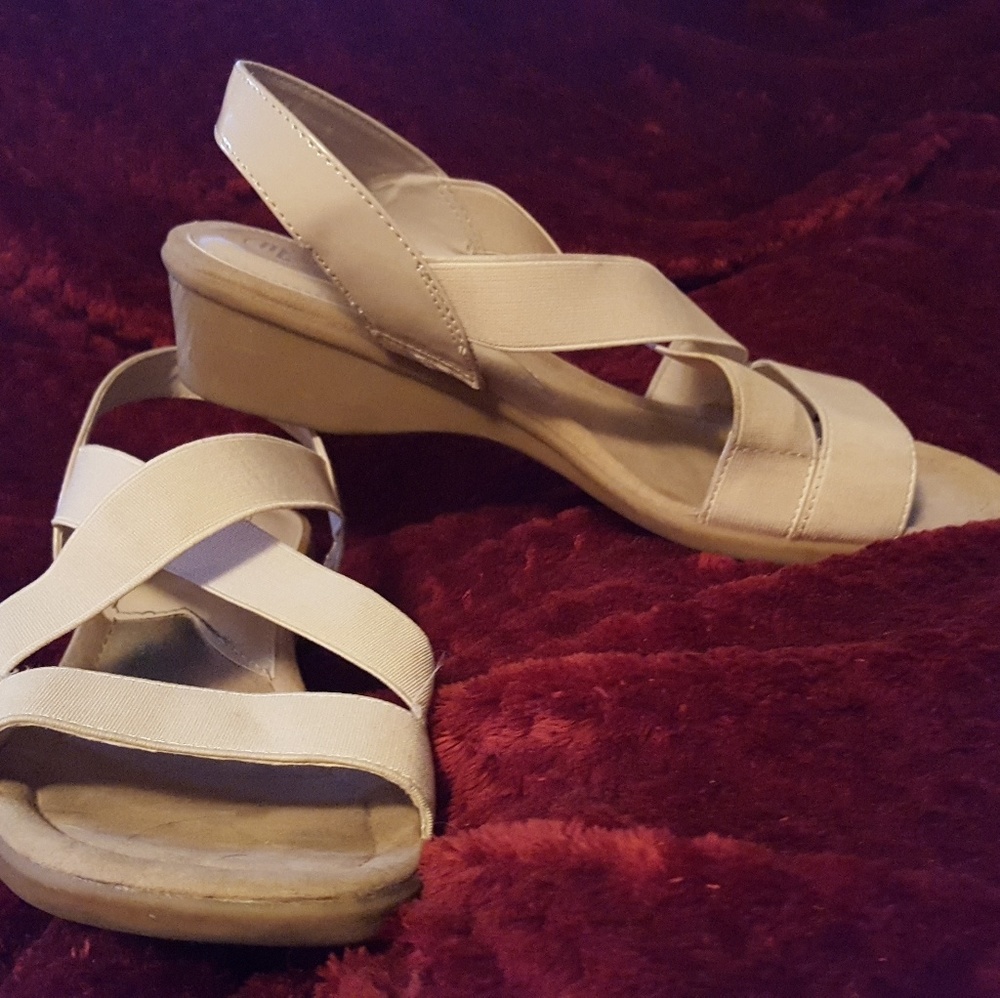 Mootsies Tootsies beige strappy sandals size 9