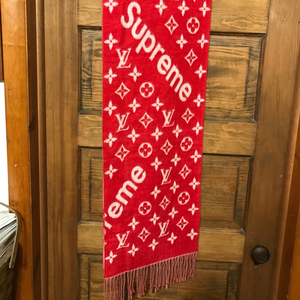 Supreme x LV scarf Read Description