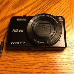 Nikon CoolPix S7000