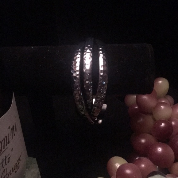 Express hammered entwined dark silver bangle trio - Picture 4 of 7