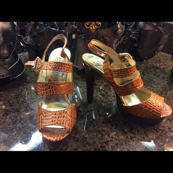 SOLD SOLD SOLD Michael Kors final markdown ‼️‼️‼️ - Picture 2 of 8