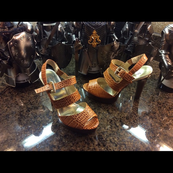 SOLD SOLD SOLD Michael Kors final markdown ‼️‼️‼️ - Picture 5 of 8