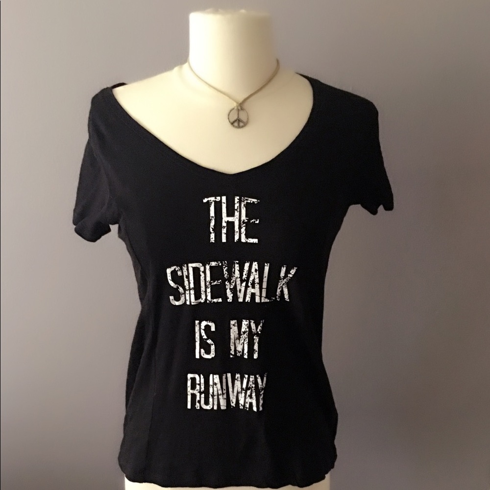 Steve Madden V-Neck Tee Graphic M