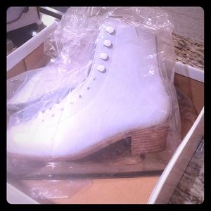 NWOT ICE SKATES