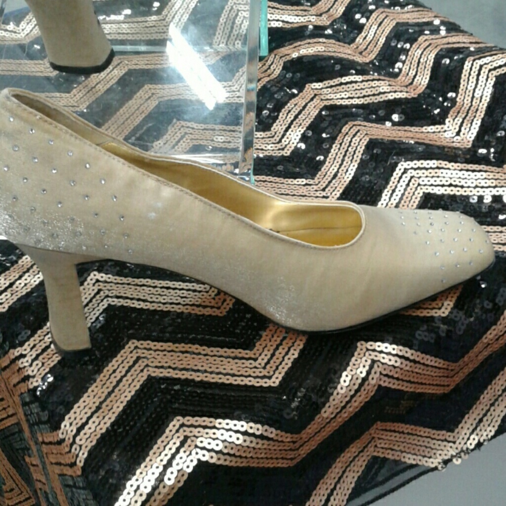 Shoes - Picture 3 of 4