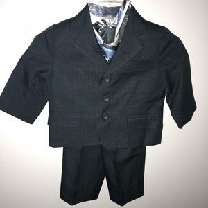 4 piece suit size 12 month. EUC!