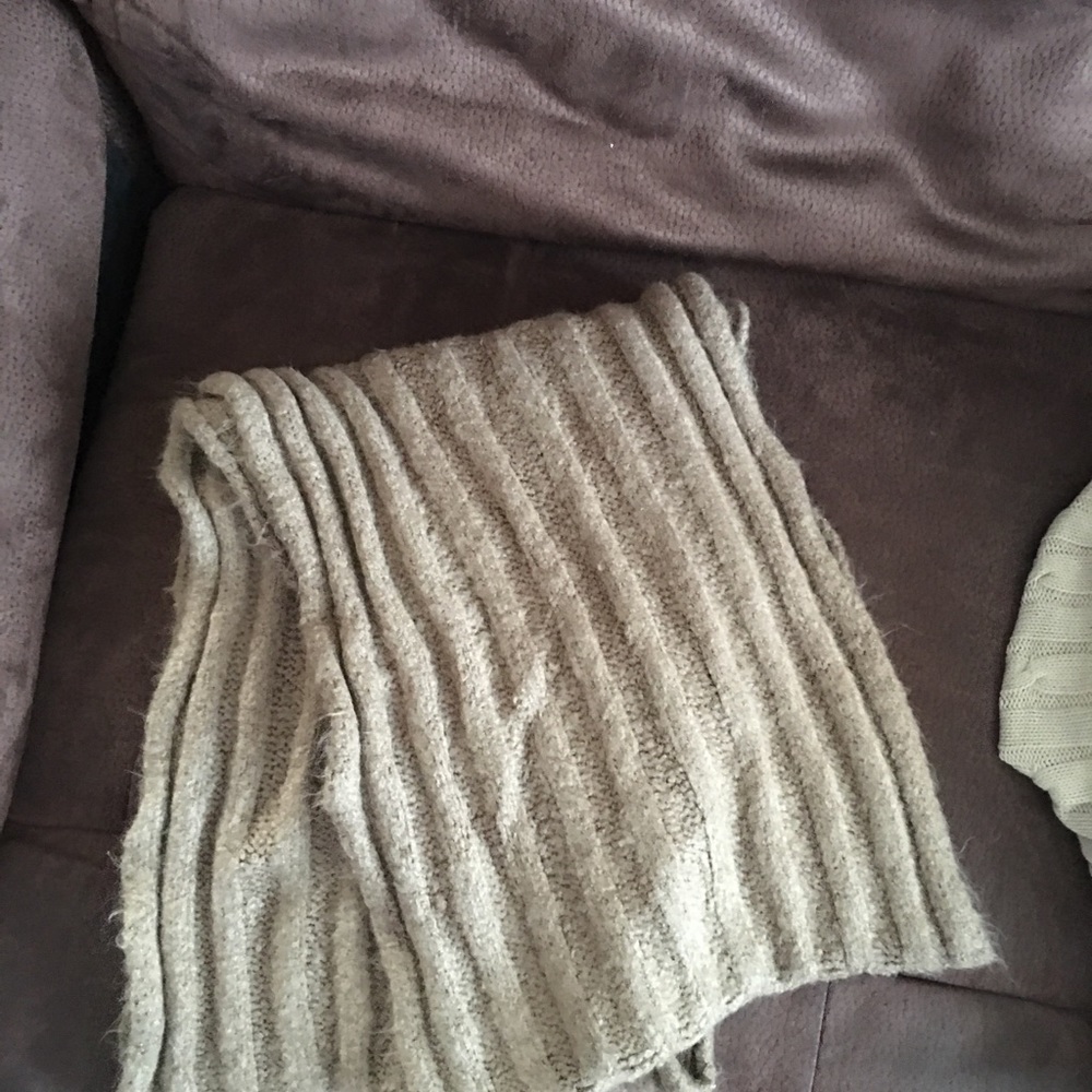 Round Scarf - Picture 2 of 4