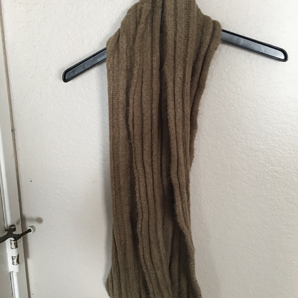Round Scarf - Picture 3 of 4