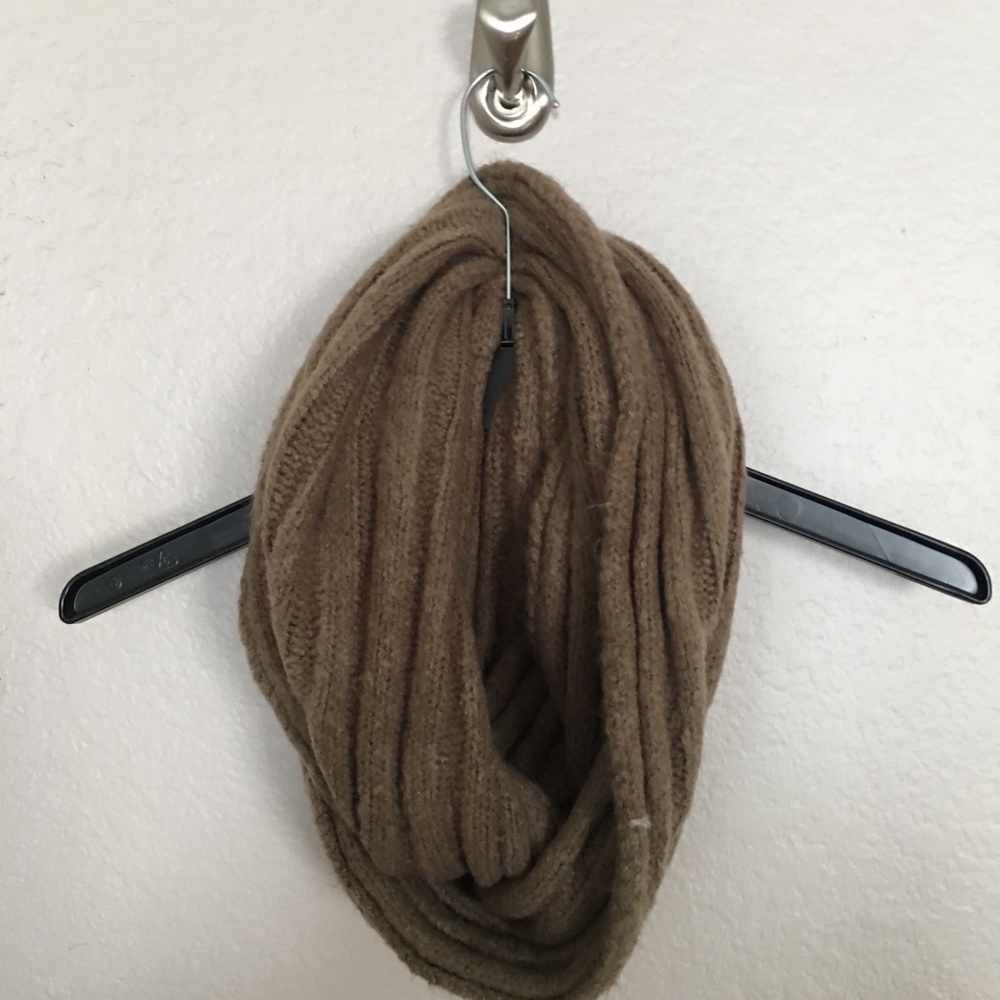 Round Scarf - Picture 4 of 4