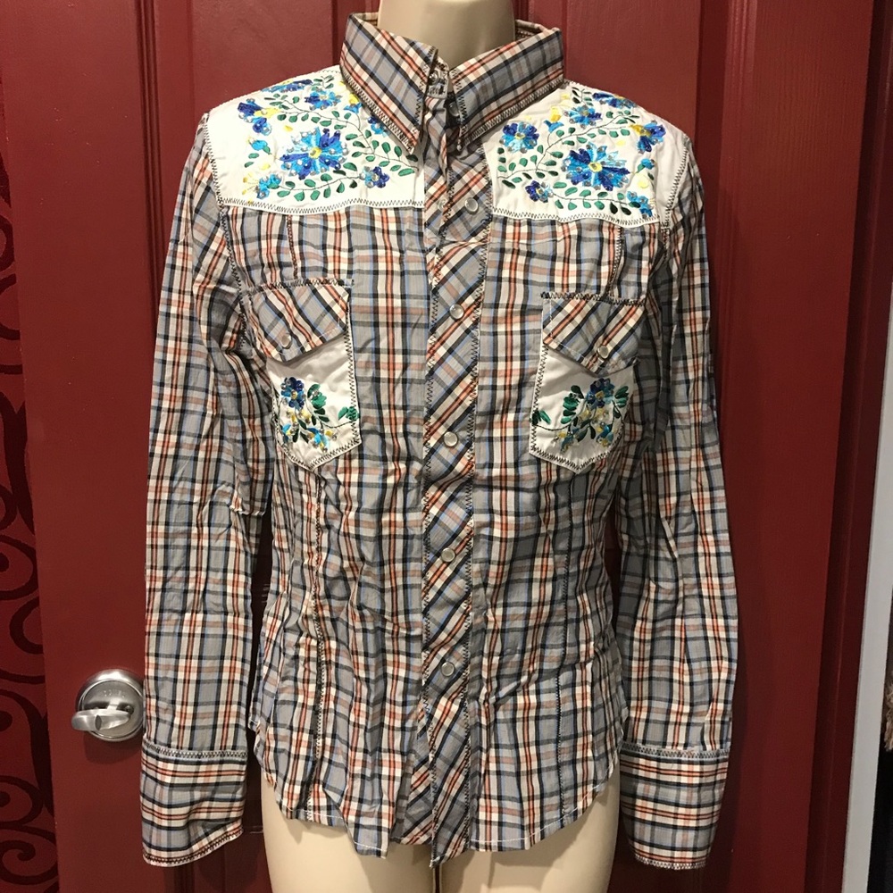 NWOT fitted Embellished Western Shirt
