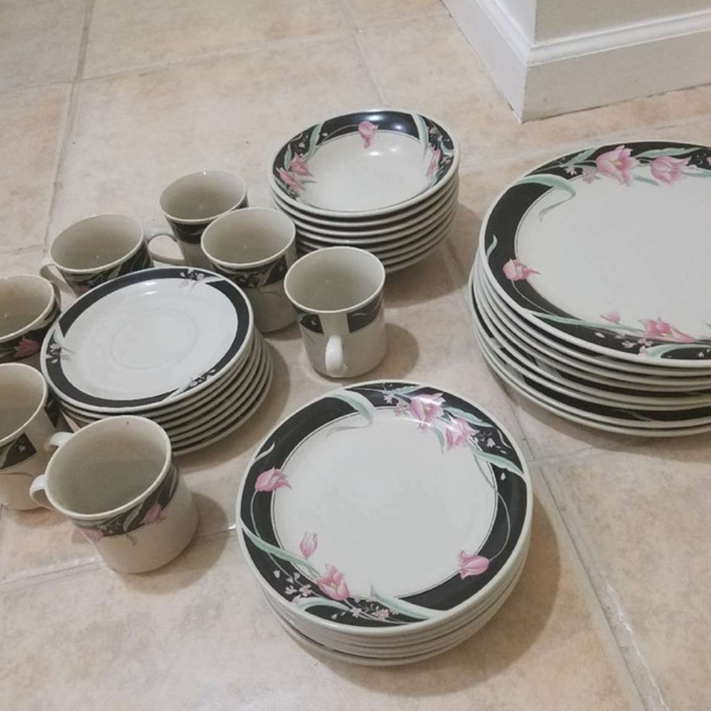 BREAKFAST< LUNCH & DINNER CROCKERY TOTAL SET NEW!! - Picture 1 of 7