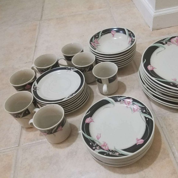 BREAKFAST< LUNCH & DINNER CROCKERY TOTAL SET NEW!! - Picture 3 of 7