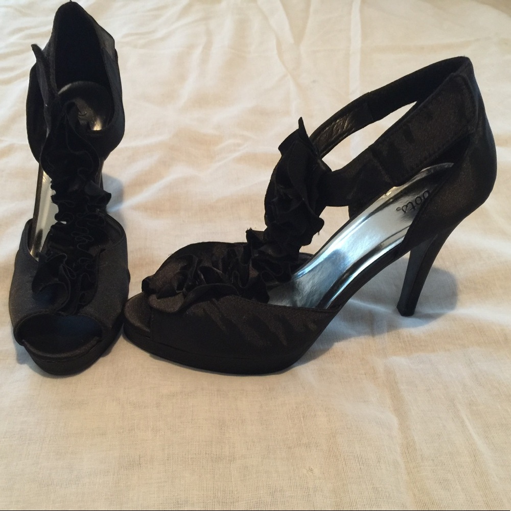 SEXY RUFFLED BLACK HEELS