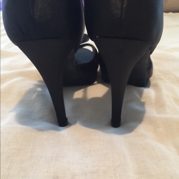 SEXY RUFFLED BLACK HEELS - Picture 2 of 3