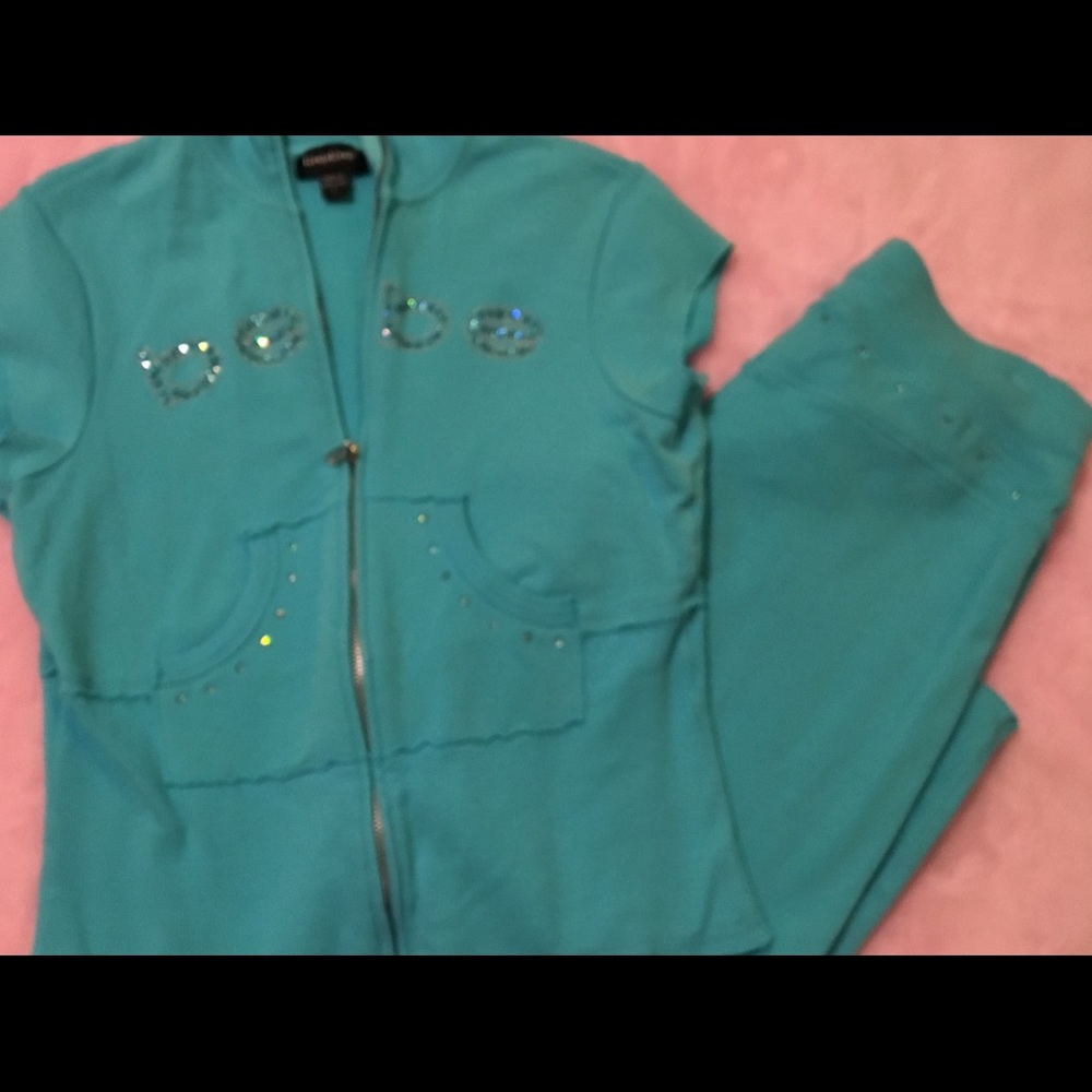 Bebe sport top & cropped bottoms