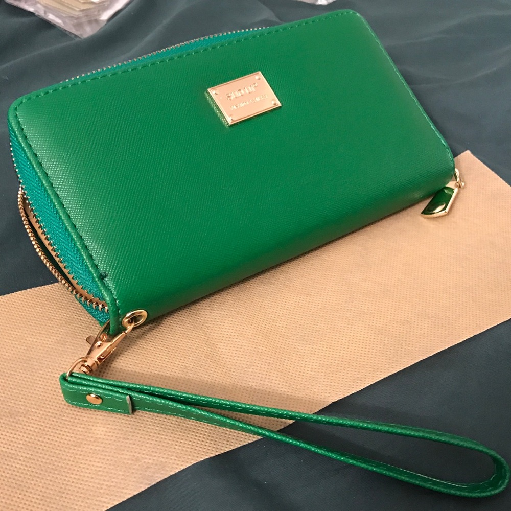 Brand New Multipurpose Wristlet in Green!!