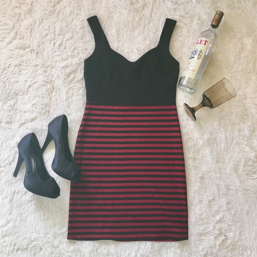 ✨Closet clear out✨Black/maroon striped mini dress